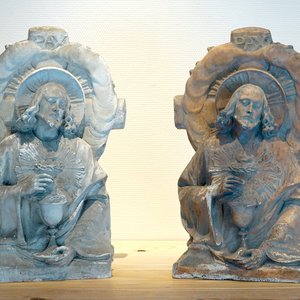 A pair of plaster cast reliefs of Christ with a chalice, 19/20th C., Bruges — photo 1