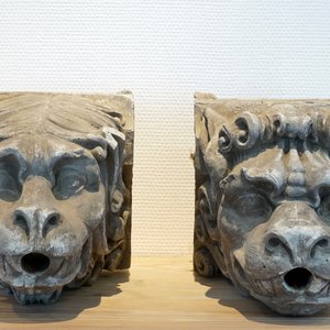 A pair of plaster casts of gargoyle heads, 19/20th C., Bruges — photo 3