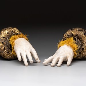 A pair of plaster hands with gilt-bronze cuffs and fabric adornments, Italy, 19th C. — foto 1