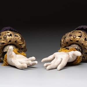 A pair of plaster hands with gilt-bronze cuffs and fabric adornments, Italy, 19th C. — foto 2