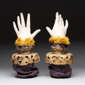 A pair of plaster hands with gilt-bronze cuffs and fabric adornments, Italy, 19th C. — foto 3