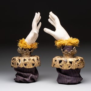 A pair of plaster hands with gilt-bronze cuffs and fabric adornments, Italy, 19th C. — foto 4