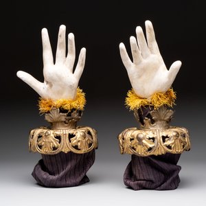 A pair of plaster hands with gilt-bronze cuffs and fabric adornments, Italy, 19th C. — foto 5