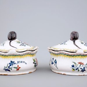 A pair of polychrome Brussels faience butter tubs with mice, 18th C. — photo 3