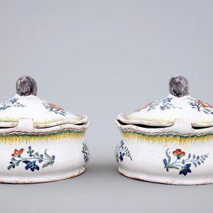 A pair of polychrome Brussels faience butter tubs with mice, 18th C. — photo 5
