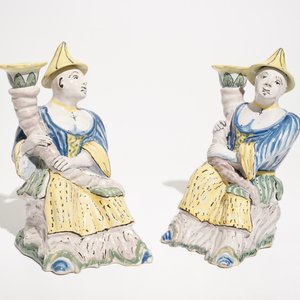 A pair of polychrome Brussels faience candlesticks modelled as chinamen, ca. 1800 — 照片 2