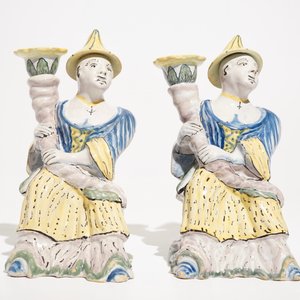 A pair of polychrome Brussels faience candlesticks modelled as chinamen, ca. 1800 — 照片 3