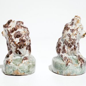 A pair of polychrome Brussels faience models of dogs, 18th C. — 照片 2