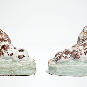 A pair of polychrome Brussels faience models of dogs, 18th C. — 照片 3