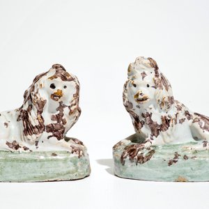 A pair of polychrome Brussels faience models of dogs, 18th C. — 照片 5