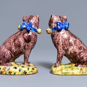 A pair of polychrome Brussels faience models of pugs, 2nd half 18th C. — 照片 4
