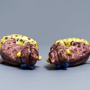 A pair of polychrome Brussels faience models of pugs, 2nd half 18th C. — 照片 7