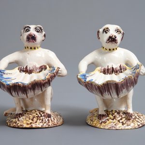 A pair of polychrome Brussels faience monkey-shaped salts, 18th C. — 照片 2