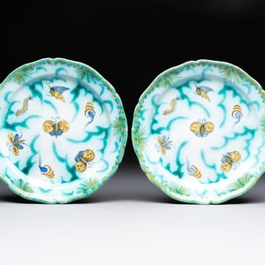 A pair of polychrome Brussels faience plates with butterflies and caterpillars, 18th C. — 照片 1