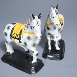 A pair of polychrome Dutch Delft black and yellow models of circus horses, 19th C. — 照片 1