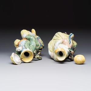 A pair of polychrome Dutch Delft 'Bobbejak' ewers and covers — photo 6