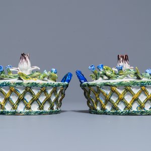 A pair of polychrome Dutch Delft butter tubs with applied design on reticulated stands, 18th C. — 照片 4