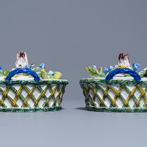 A pair of polychrome Dutch Delft butter tubs with applied design on reticulated stands, 18th C. — 照片 5