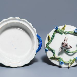 A pair of polychrome Dutch Delft butter tubs with applied design on reticulated stands, 18th C. — 照片 6