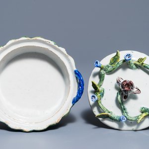 A pair of polychrome Dutch Delft butter tubs with applied design on reticulated stands, 18th C. — 照片 8