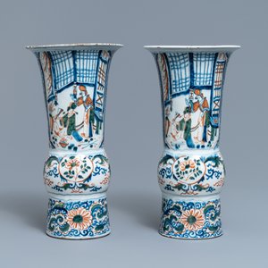 A pair of polychrome Dutch Delft chinoiserie beaker vases, 18th C. — photo 3