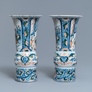 A pair of polychrome Dutch Delft chinoiserie beaker vases, 18th C. — photo 4