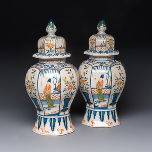 A pair of polychrome Dutch Delft chinoiserie vases, Tichelaar, Makkum, Friesland, 19/20th C. — 照片 1