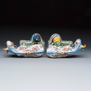 A pair of polychrome Dutch Delft 'cow Milkers' groups — foto 7