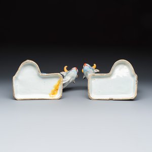 A pair of polychrome Dutch Delft 'cow Milkers' groups — foto 8