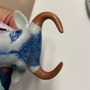 A pair of polychrome Dutch Delft cow-shaped tureens, 18th C. — 照片 16