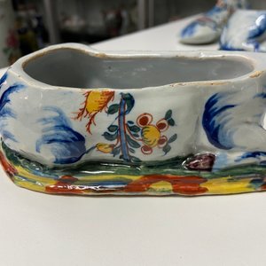 A pair of polychrome Dutch Delft cow-shaped tureens, 18th C. — 照片 23