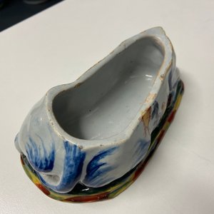 A pair of polychrome Dutch Delft cow-shaped tureens, 18th C. — 照片 28