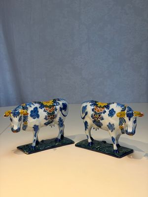 A pair of polychrome Dutch Delft cows, 18th C. — photo 1