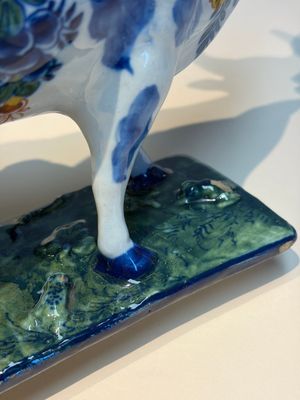 A pair of polychrome Dutch Delft cows, 18th C. — photo 14