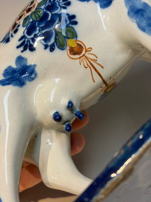 A pair of polychrome Dutch Delft cows, 18th C. — photo 16