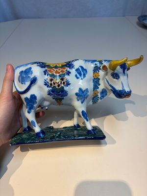 A pair of polychrome Dutch Delft cows, 18th C. — photo 17