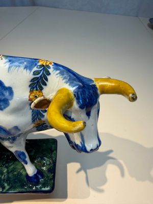 A pair of polychrome Dutch Delft cows, 18th C. — photo 19