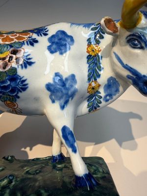 A pair of polychrome Dutch Delft cows, 18th C. — photo 20