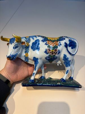 A pair of polychrome Dutch Delft cows, 18th C. — photo 2
