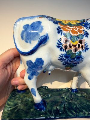A pair of polychrome Dutch Delft cows, 18th C. — photo 21