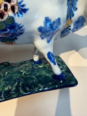 A pair of polychrome Dutch Delft cows, 18th C. — photo 22