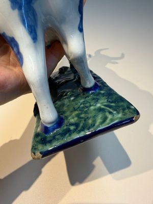 A pair of polychrome Dutch Delft cows, 18th C. — photo 25