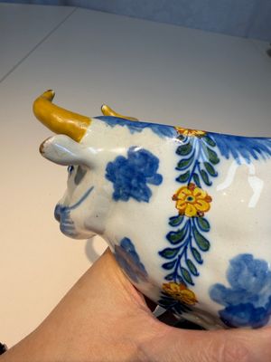 A pair of polychrome Dutch Delft cows, 18th C. — photo 26