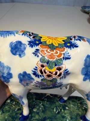 A pair of polychrome Dutch Delft cows, 18th C. — photo 27