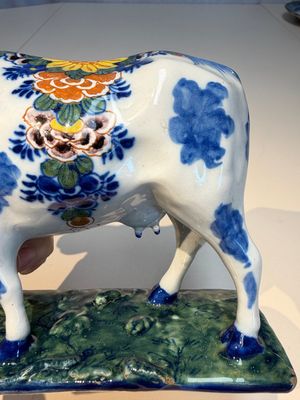 A pair of polychrome Dutch Delft cows, 18th C. — photo 28
