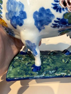 A pair of polychrome Dutch Delft cows, 18th C. — photo 29