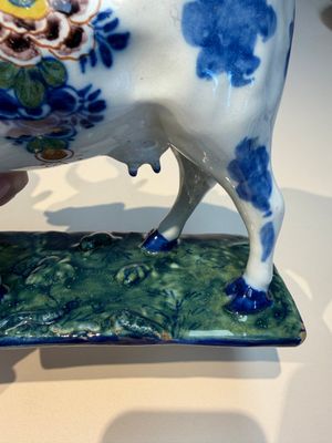 A pair of polychrome Dutch Delft cows, 18th C. — photo 30