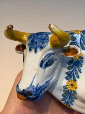 A pair of polychrome Dutch Delft cows, 18th C. — photo 3