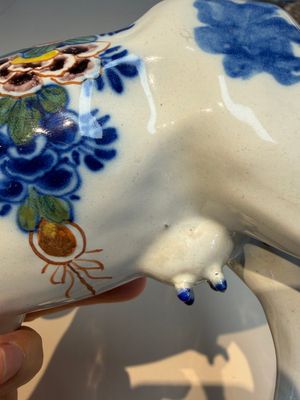 A pair of polychrome Dutch Delft cows, 18th C. — photo 31