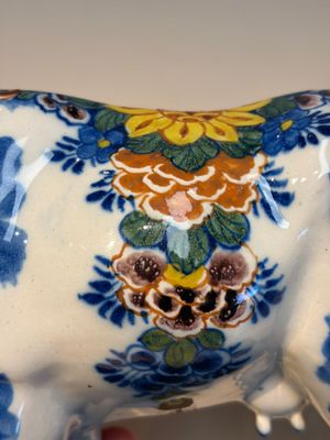 A pair of polychrome Dutch Delft cows, 18th C. — photo 5